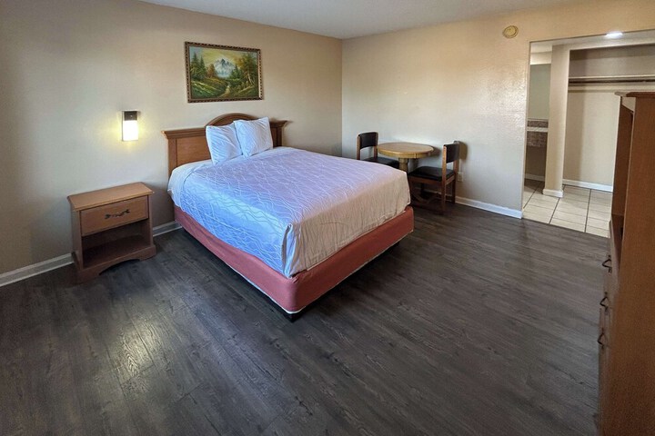1 King Bed Micfridge (3 of 4)