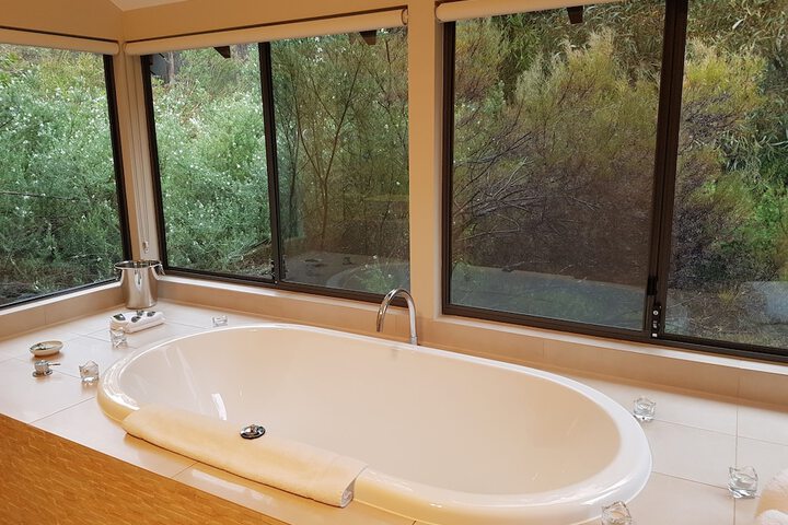 Deep soaking bathtub