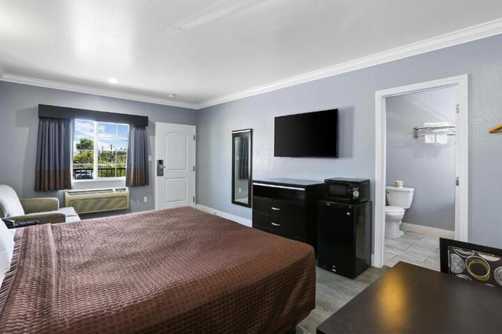Standard | King Bed (3 of 18)