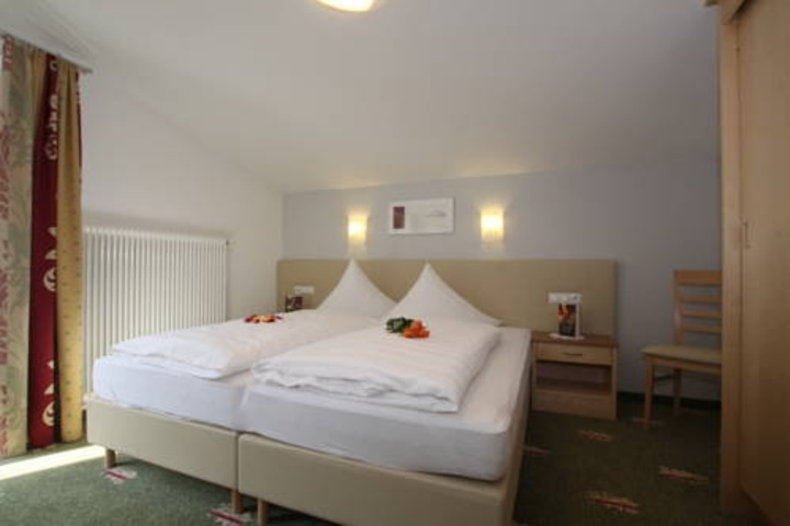 Room 4 of 7