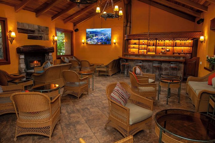 Lounge 46 of 49