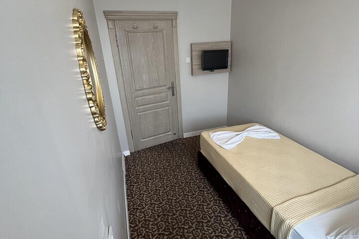 Room 6 of 19