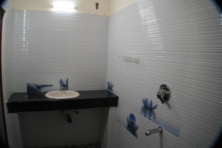 Room 13 of 16
