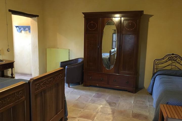 Room 4 of 28