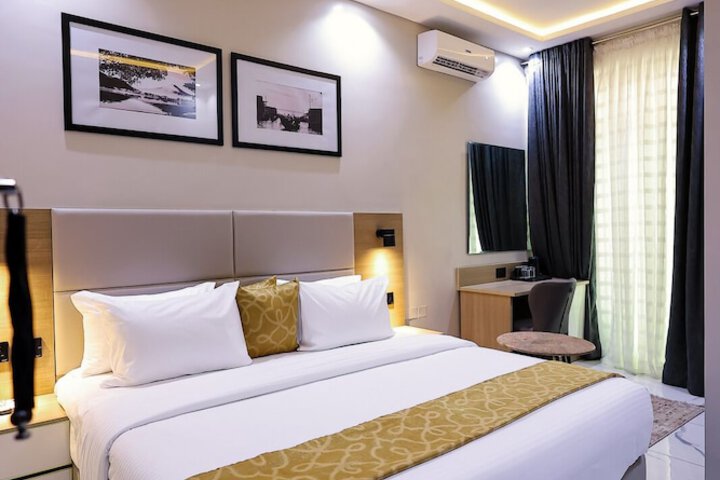 Room 3 of 37