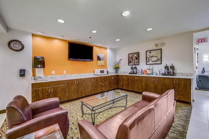 Lounge 21 of 26