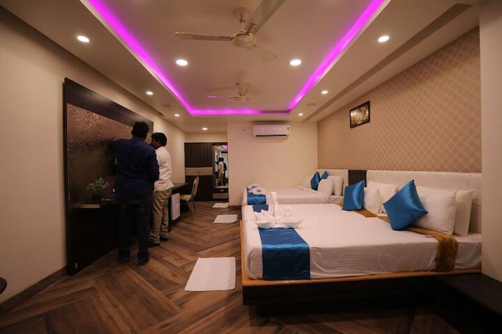 Room 4 of 9