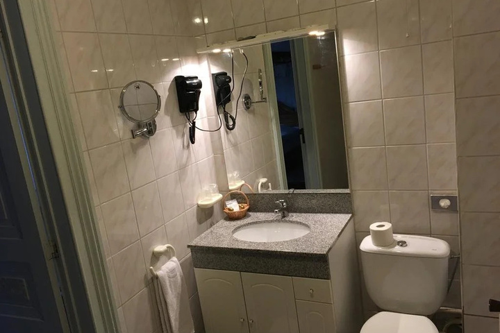 Room 9 of 25