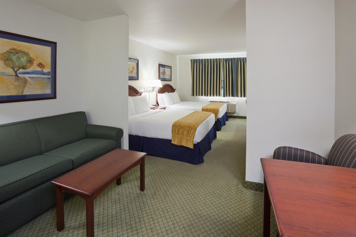 2 Queen Beds (2 of 5)