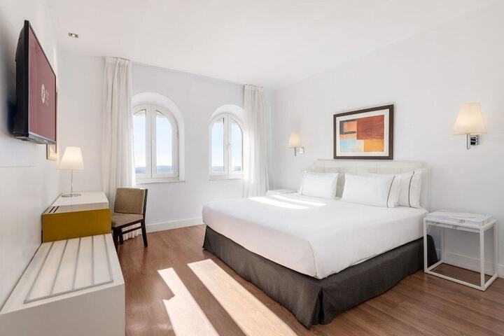 Room 9 of 90