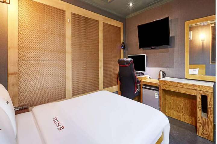 Room 3 of 44