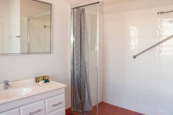 Room 33 of 192