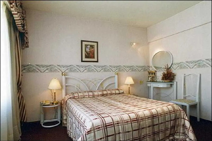 Room 3 of 7