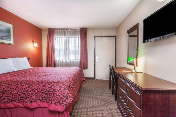 B1kns King Room (2 of 4)