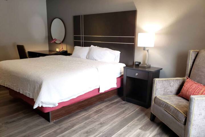 1 King Bed Study with Sofa Bed (4 of 14)