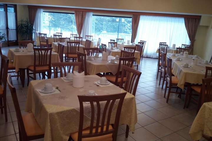 Dining 42 of 47
