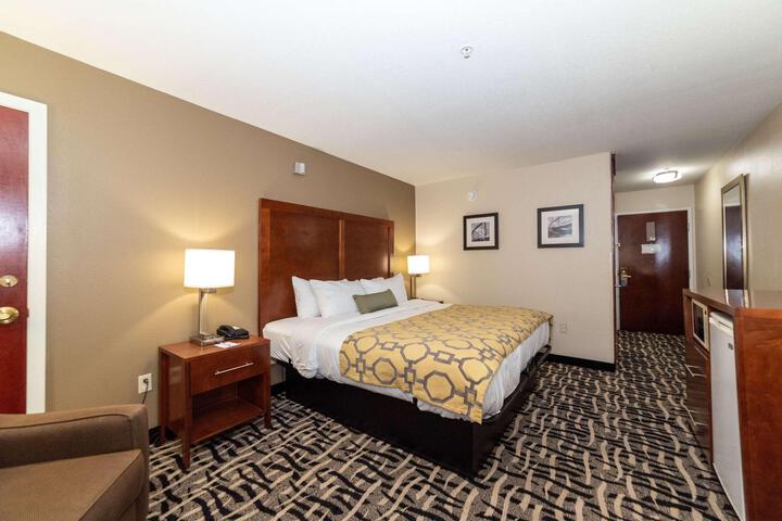 1 King Bed (3 of 17)