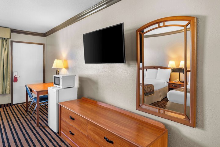 2 Queen Beds (2 of 10)