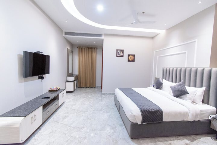 Room 8 of 16