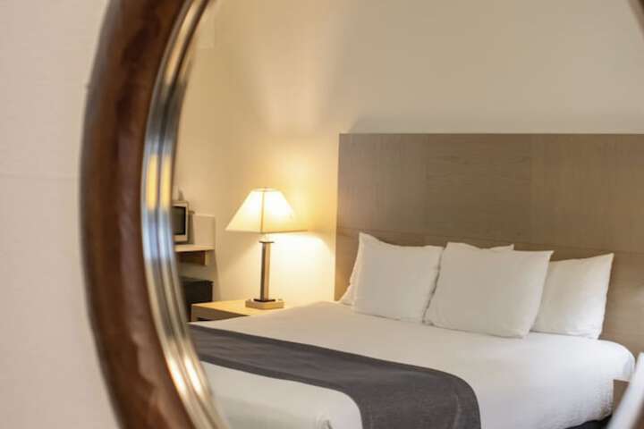 Room 10 of 32