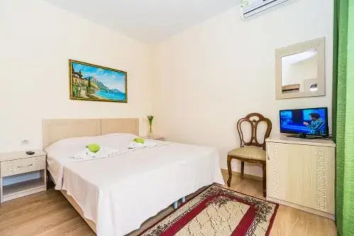 Room 4 of 10