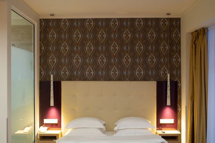 Room 32 of 83