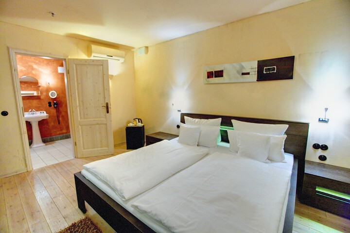 Room 4 of 131