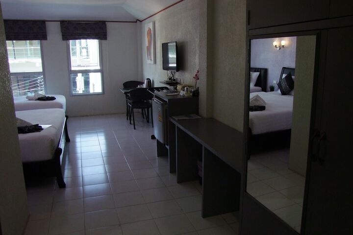 Room 13 of 83