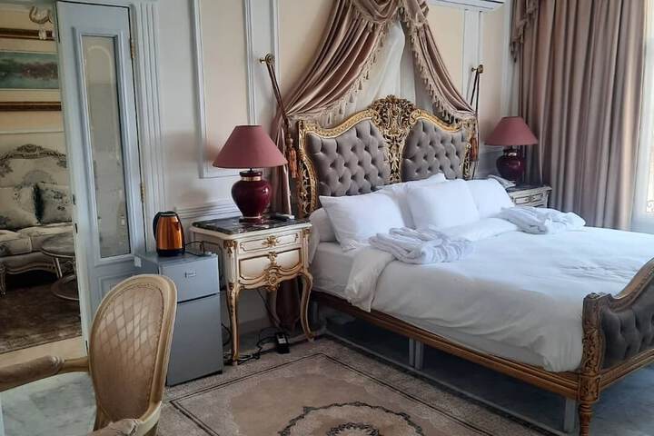 Room 8 of 12