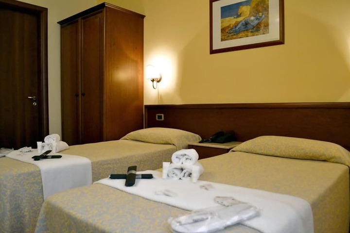 Room 4 of 15