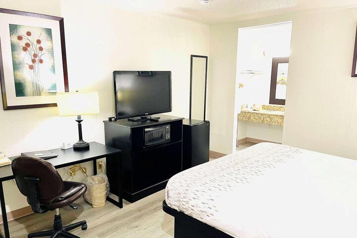 1 Queen Bed (7 of 10)