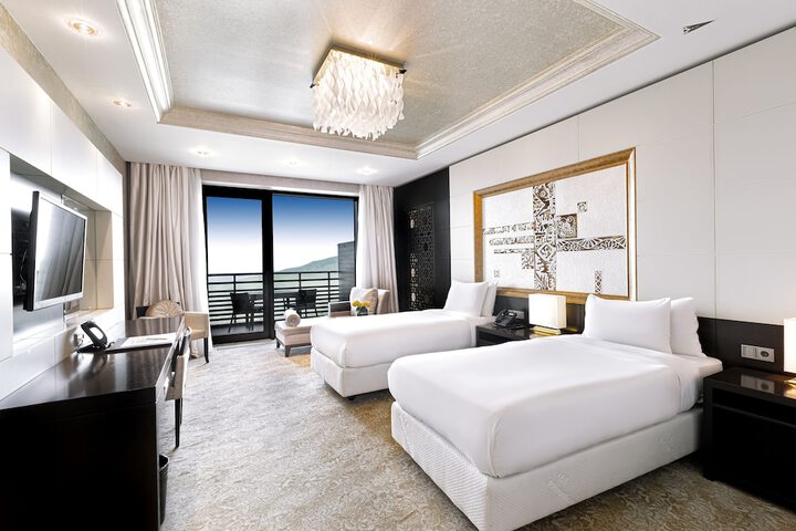 Room 10 of 100