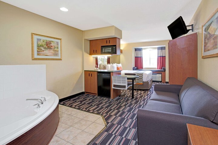 1 Queen Bed Accessible Room (2 of 16)