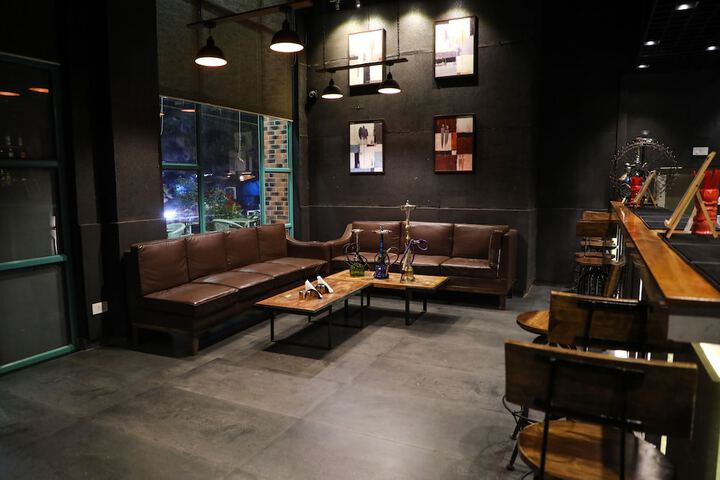 Lounge 27 of 35