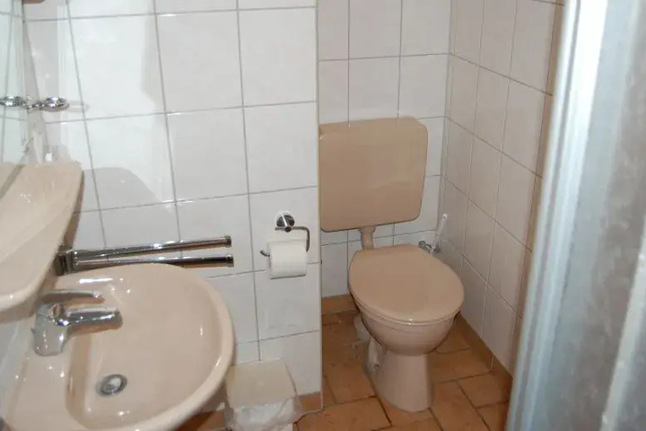 Room 6 of 10