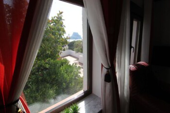 Room 27 of 76