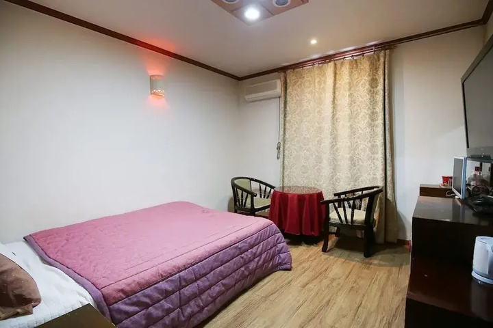 Room 5 of 7