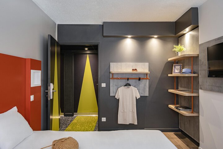Room 4 of 66