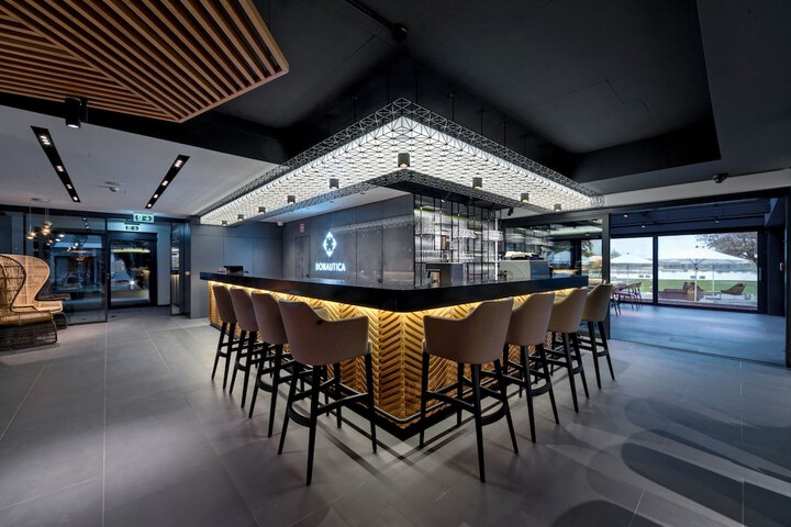 Lounge 44 of 49