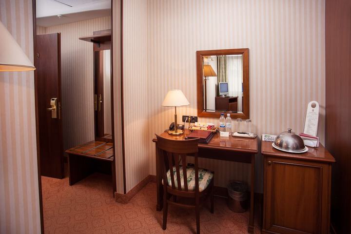 Room 35 of 177
