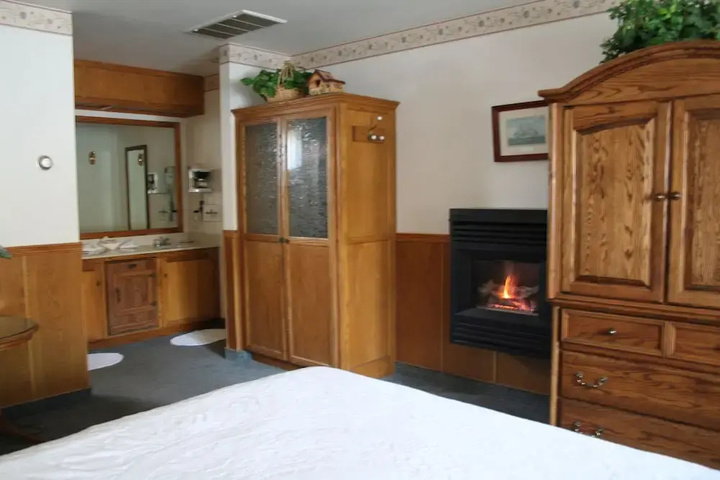 Room 6 of 13