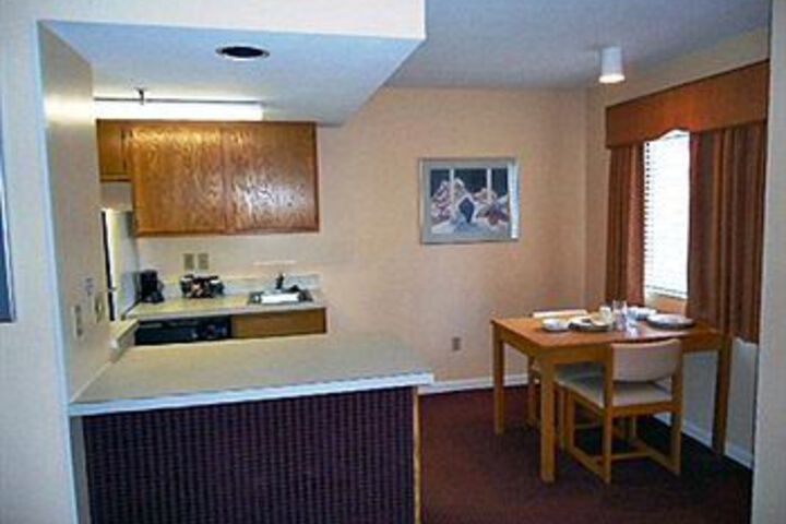 Room 6 of 10