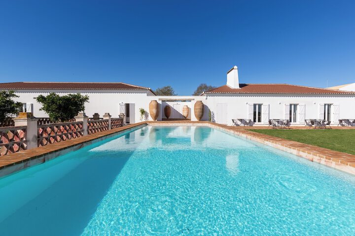 Exterior of Cenoura-Brava Villas & Suites.