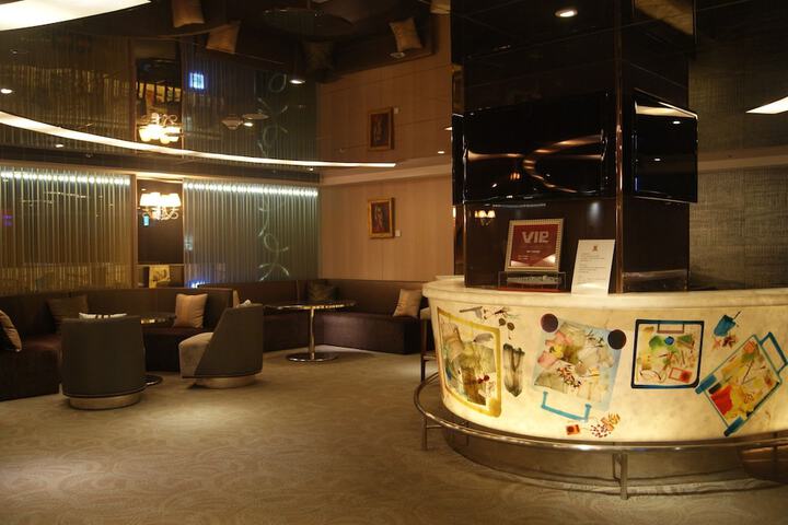 Lounge 87 of 93