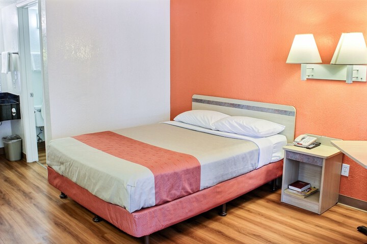 1 Queen Bed (6 of 9)