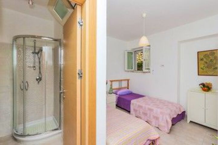 Room 10 of 29