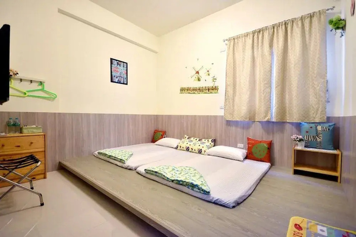 Room 5 of 12