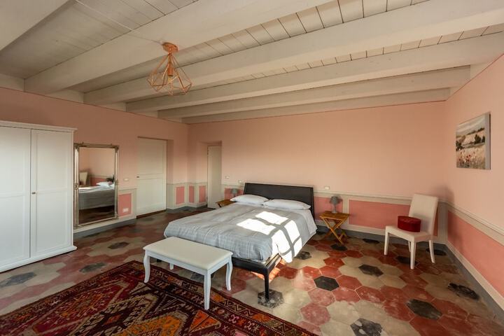 Room 24 of 114