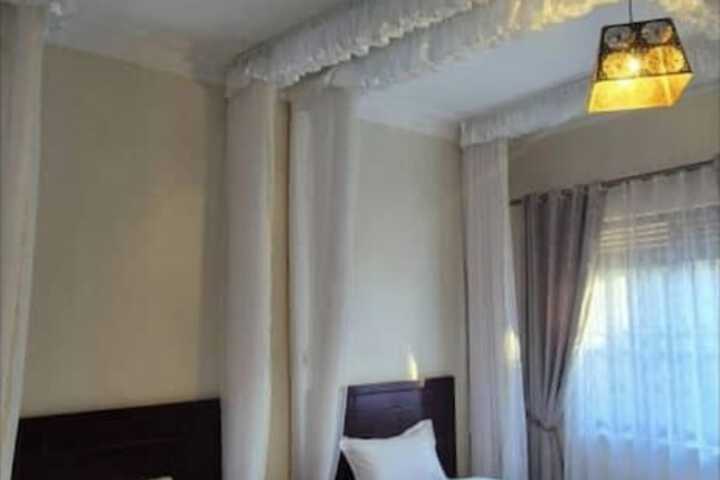 Room 4 of 8