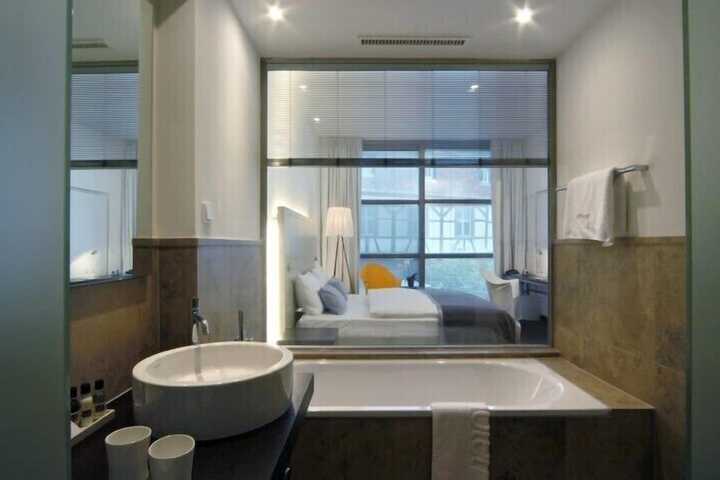 Room 5 of 90